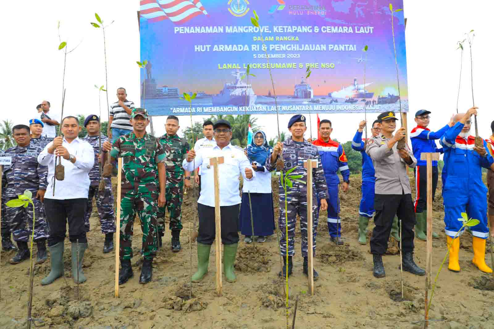 Penjabat Bupati Aceh Utara Dr Mahyuzar, MSi, Komandan Pangkalan TNI Angkatan Laut (Lanal) Lhokseumawe Kolonel Laut (P) Andi Susanto, bersama Pjs. Field Manager PT PHE NSO, Hasanuddin Husen, dan sejumlah pejabat lainnya menanami ribuan pohon di tepian pantai Gampong Matang Puntong Kecamatan Seunuddon Kabupaten Aceh Utara, Rabu 6 Desember 2023.