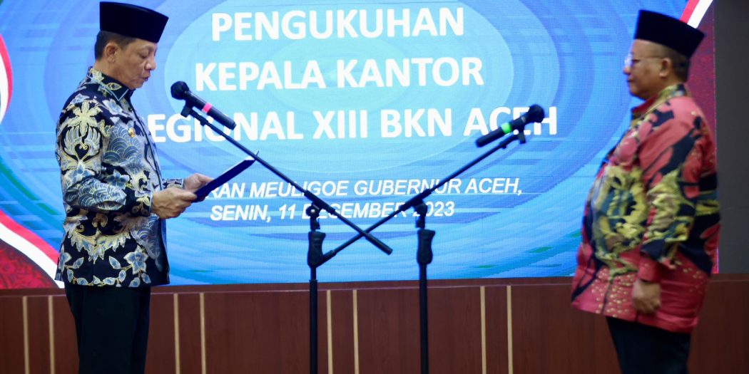 Penjabat Gubernur Aceh Achmad Marzuki, saat mengukuhkan Kepala Kantor Regional XIII Badan Kepegawaian Negara (BKN) Aceh yang baru, Joko Subakti, di Meuligoe Gubernur Aceh,