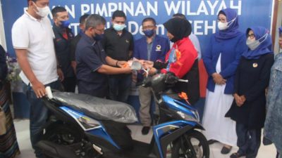 Ketua NasDem Aceh Penuhi Janji, Dara Phonna Dihadiahi Motor