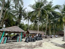 Milenial Aceh Singkil Bersih-bersih Pantai Pulau Banyak