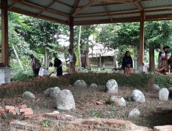 TNI-Polri di Pidie Bersihkan Makam Tgk Chiek Di Simpang