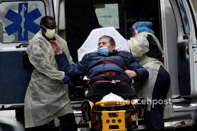 Sejumlah warga di sekitar Rumah Sakit Mount Sinai di Manhattan, New York City, Amerika Serikat, memberikan dukungan terhadap petugas medis, Senin (13/4) Foto: Reuters/Mike Segar