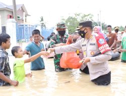Kapolres Aceh Tamiang Serahkan Bantuan untuk Korban Banjir