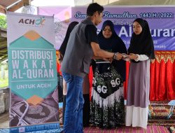 ACH Wakafkan 50 Alquran untuk Balai Pengajian Desa Cot Gapu