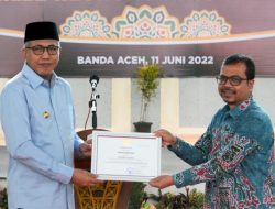 Juara Sayembara, Katibul Wali Terima Penghargaan dari Gubernur Aceh