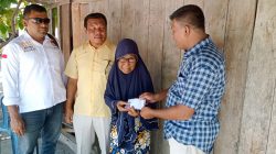 KOMPAK dan YARA Aceh Salurkan Sumbangan untuk Nek Juraini