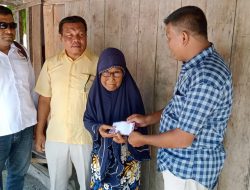 KOMPAK dan YARA Aceh Salurkan Sumbangan untuk Nek Juraini