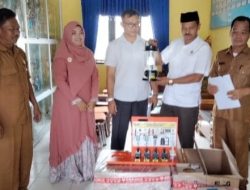 Kadisdik Aceh Serahkan Bantuan ELAG kepada Sekolah di Agara