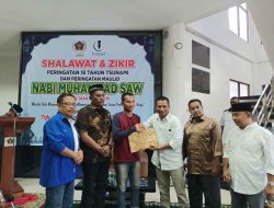 Ketua KONI Banda Aceh Serahkan Bonus Rp 20 Juta kepada Peraih Medali Emas di Porwanas