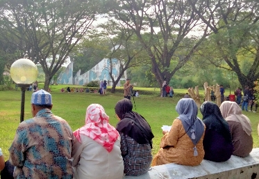 Pengunjung melakukan zikir dan doa dalam peringatan 18 tahun Tsunami Aceh di Kuburan Masal Siron, Aceh Besar, Senin 26 Desember 2022. (Theacehpost.com)