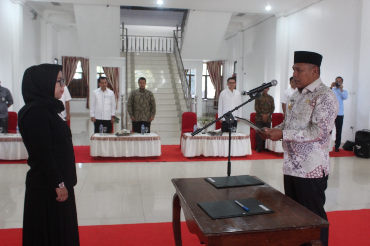 Penjabat (Pj) Bupati Aceh Barat Daya (Abdya), Darmansah, resmi melantik Rika Sofiana, sebagai Dewan Pengawas (Dewas) Perusahaan Air Minum Daerah (Perumda) Tirta Abdya masa jabatan 2022-2026, di Lobi Kantor Bupati setempat, Jumat, 6 Januari 2023. (Foto: Dok. Forkopimda Abdya).