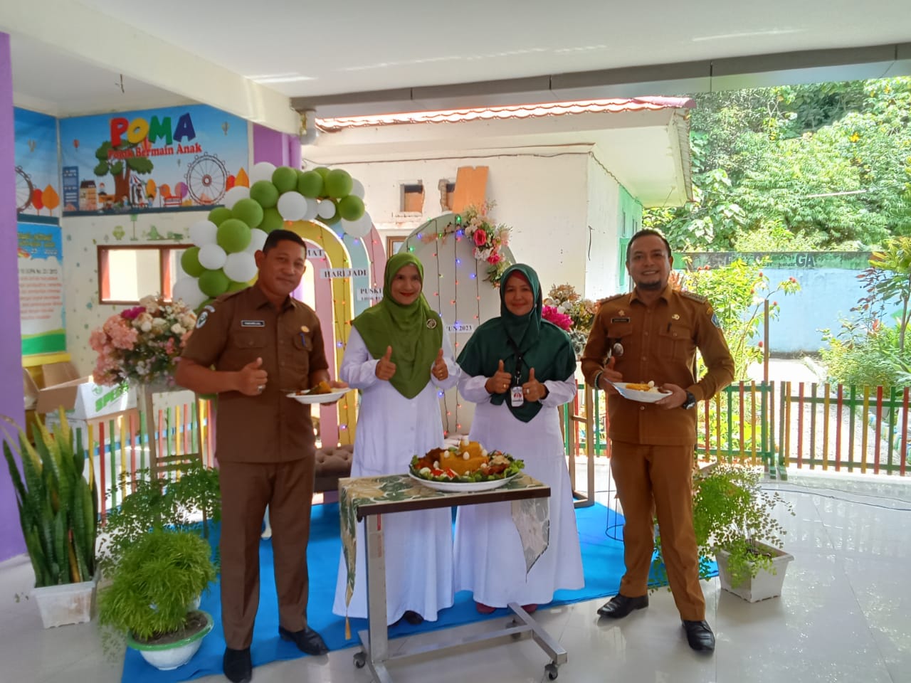 Kepala Dinas Kesehatan, Fakhrijal dan Camat Tapaktuan, Surya Darma saat menghadiri Hut Ke-18 UPTD Puskesmas Lhok Bengkuang. (Theacehpost.com).