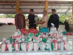 Warga Nagan Raya Terima Zakat Fitrah dari Brimob Polda Aceh Batalyon C Pelopor