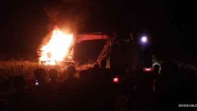 Satu Unit Beko Terbakar di Pidie Jaya