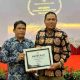 Pj Bupati Abdya Darmansah, didampingi Kepala Dinas Komunikasi Informasi dan Persandian, Ubai Rizal, menerima penghargaan keterbukaan informasi publik (KIP) 2023 di Banda Aceh, Rabu, 6 Desember 2023