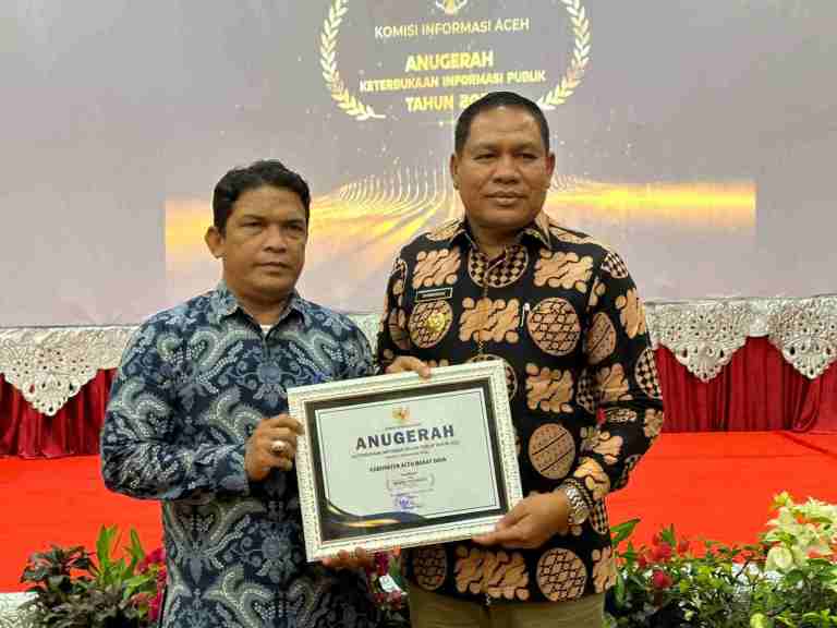 Pj Bupati Abdya Darmansah, didampingi Kepala Dinas Komunikasi Informasi dan Persandian, Ubai Rizal, menerima penghargaan keterbukaan informasi publik (KIP) 2023 di Banda Aceh, Rabu, 6 Desember 2023