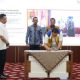 Pj Gubernur Aceh Achmad Marzuki, menyaksikan penandatanganan kontrak paket pekerjaan renovasi dan pembangunan kembali venue PON XXI dan paket pekerjaan manajemen konstruksi pembangunan dan renovasi venue PON XXI, di Restauran Meuligoe Gubernur Aceh, Jum’at 15 Desember 2023. (Foto: Dok. Humas).