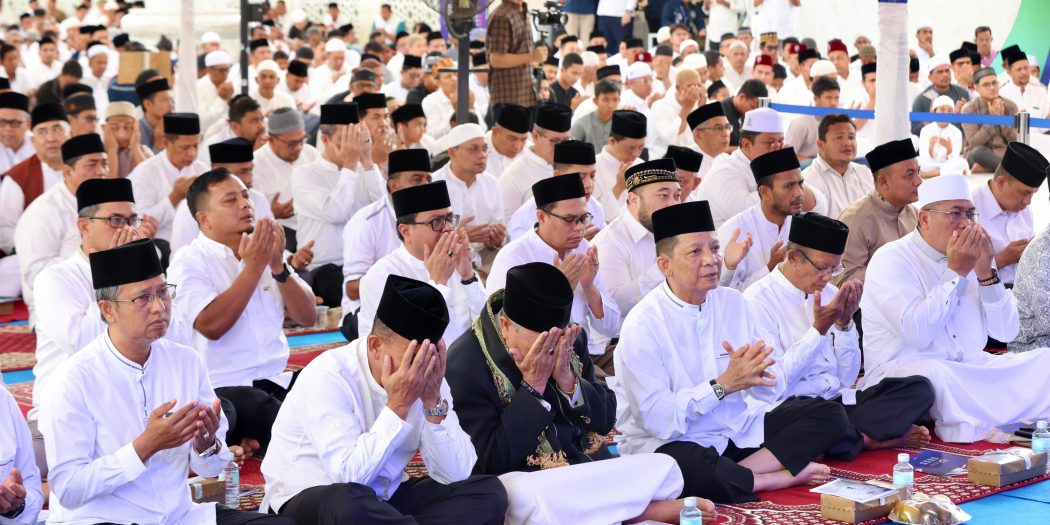 Penjabat Gubernur Aceh, Achmad Marzuki, didampingi Sekda Aceh, Bustami, beserta Forkopimda Aceh, para Asisten Sekda Aceh, Kepala SKPA/Biro dan Masyarakat saat mengikuti Zikir dan Doa serta Tausiah pada Peringatan Tsunami Aceh ke-19 tahun 2023, di Masjid Raya Baiturrahman, Banda Aceh.