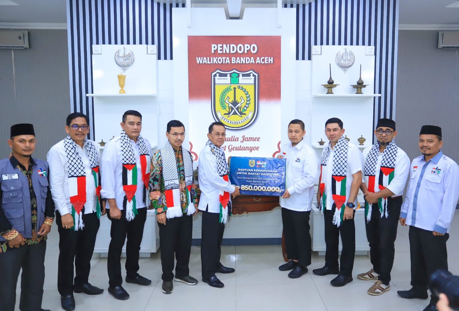 Penjabat Wali Kota Banda Aceh Amiruddin (kiri) menyerahkan bantuan kemanusiaan senilai Rp 850 juta kepada Ketua Komite Nasional untuk Rakyat Palestina (KNRP) Banda Aceh Farid Nyak Umar (kanan) di Pendopo Wali Kota Banda Aceh