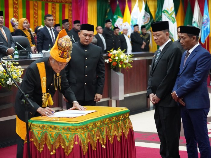 Tgk. Malik Mahmud Al Haytar di ruang sidang utama, Jumat (15/12) p