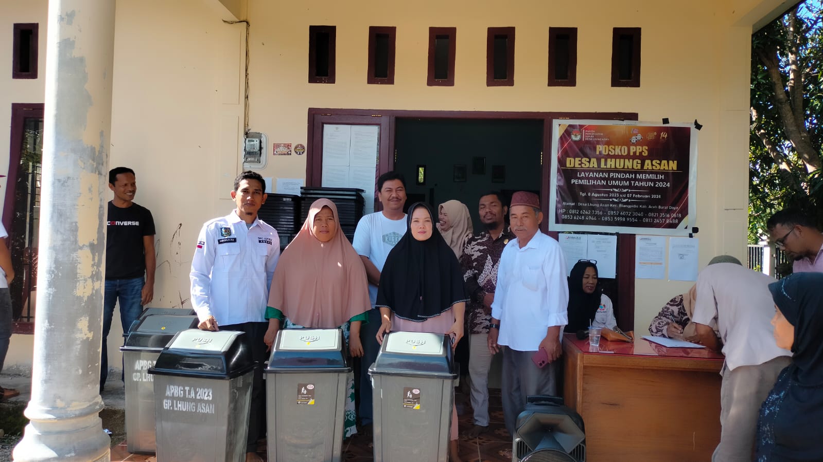 Keuchik Gampong Lhung Asan, kecamatan Blangpidie, Maidi (Baju Putih), melakukan foto bersama usai melakukan prosesi pembagian tempat sampah kepada warganya, Selasa, 30 Januari 2024