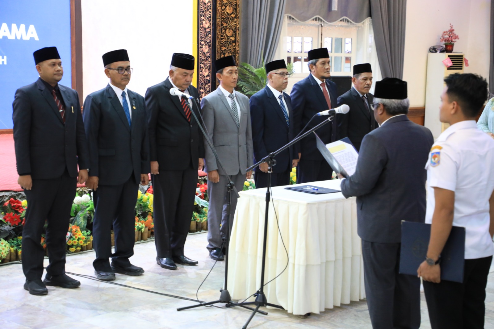 Pj Bupati Aceh Utara, Dr. Drs. Mahyuzar, M.Si melantik 9 Pejabat Setingkat Eselon II di labupaten setempat, Rabu 3 Januari 2023. (Foto for Theacehpost.com).