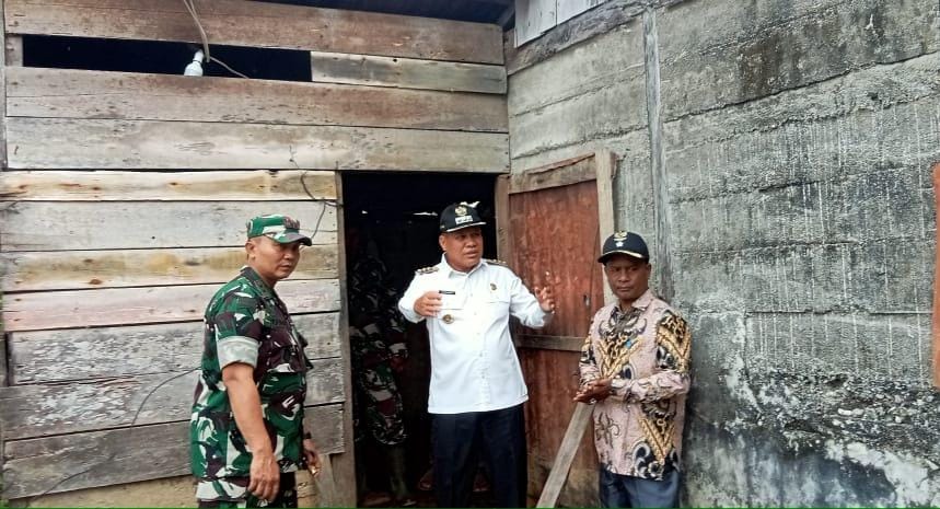 Keterangan: Pj Bupati Abdya, Darmansah (Tengah) di dampingi Dandim 0110/Abdya (Baju Loreng) dan Keuchik gampong Alue Manggota, T. Fakri (Baju Batik), saat meninjau langsung salah satu rumah warga Tidak Layak Huni, Rabu, 28 Februari 2024. (Foto untuk Theacehpost.com)