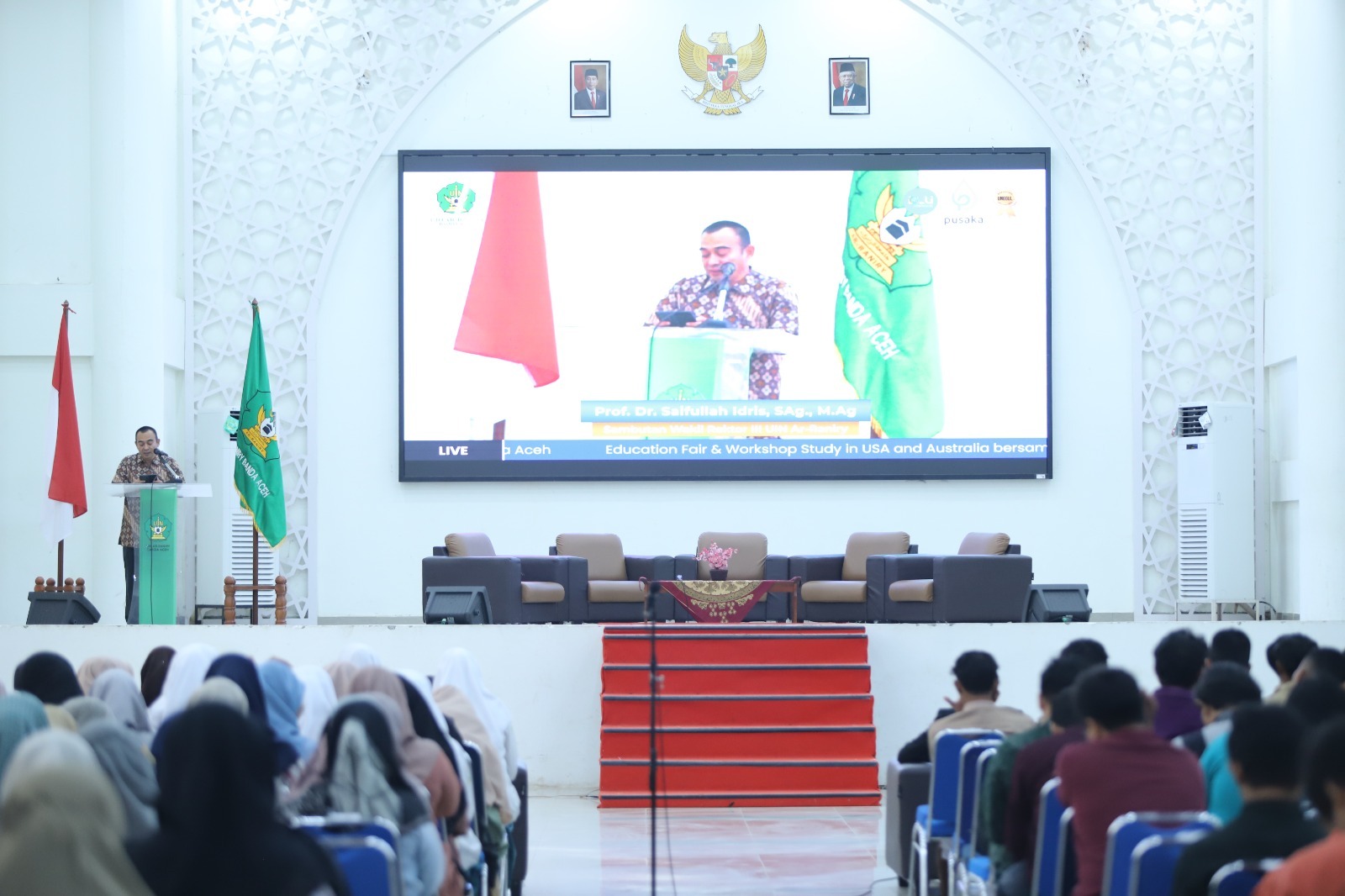 Wakil Rektor Bidang Kemahasiswaan dan Kerja Sama UIN Ar-Raniry, Prof Dr Saifullah MAg, saat membuka acara "Education Fair dan Workshop Study in USA and Australia" yang berlangsung di Auditorium Ali Hasjmy UIN Ar-Raniry, Sabtu 3 Februari 2023. (Foto: Dok. Humas UINAR).