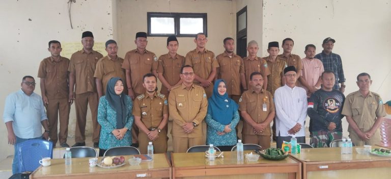 Foto :Pj Ketua TP PKK saat mendampingi Pj Bupati Aceh Selatan Cut Syazalisma, S.STP saat berkunjung di Kecamatan Sawang,